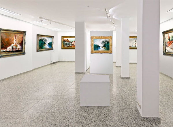 Art Gallery With Portraits Mockup